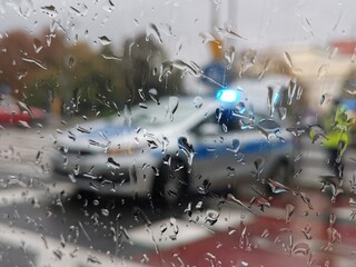 Policja w deszczu. 
