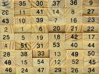 bloques de madera vistos de frente, apilados y numerados