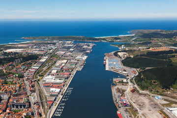 Fototapeta na wymiar Vista aérea del puerto industrial de Avilés y entrada de la ría en al ciudad