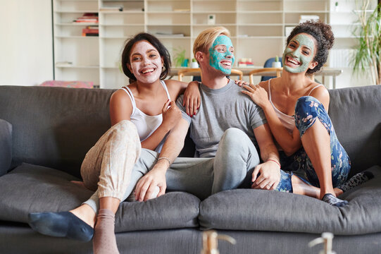 Friends with face masks at home - Powered by Adobe