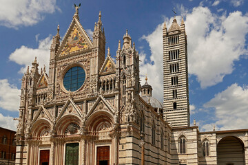 Naklejka premium The magnificent Cathedral of Siena, Italy on a sunny day