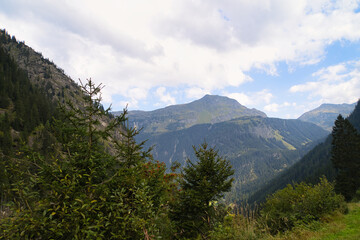 Fototapeta na wymiar Urlaub in den Alpen im Montafon auf der Silvretta Hochalpenstraße bei blauem Himmel und sonnigem Herbsttag