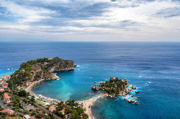 Fototapeta na wymiar Traumhaft schöne Badebucht an der Küste Siziliens mit türkisblauem Wasser