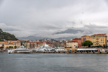 Fototapeta na wymiar Port Lympia à Nice avec un ciel nuageux