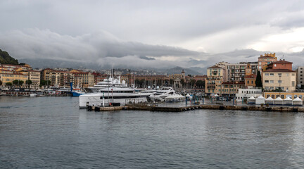 Fototapeta premium Port Lympia à Nice avec un ciel nuageux