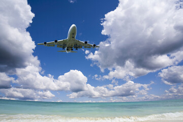 旅客機と海と白い雲