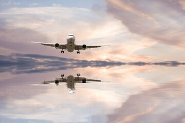 水面に映る旅客機と雲