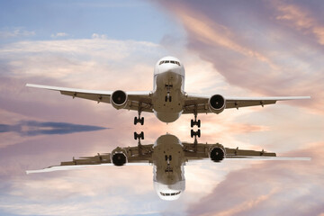 水面に映る旅客機と雲