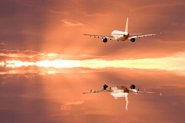 Fototapeta na wymiar 夕暮れの水面に映る旅客機