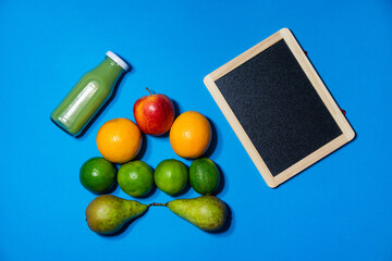 Smootnie zielone owocowe z tabliczka fit - obrazy, fototapety, plakaty