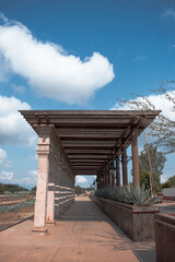 Estación del tren antigua con cielo azul