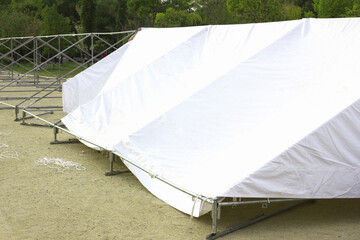 仮設テントの組み立て準備
