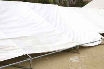 仮設テントの組み立て準備