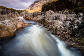Obraz premium long exposure shot of the waterfalls in glen etive near loch etive and the entrance to glencoe and rannoch moor in the argyll region of the highlands of scotland during summer