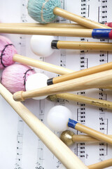 打楽器のスティックと楽譜