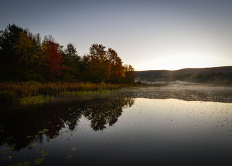 Fototapeta na wymiar autumn sunrise over the lake