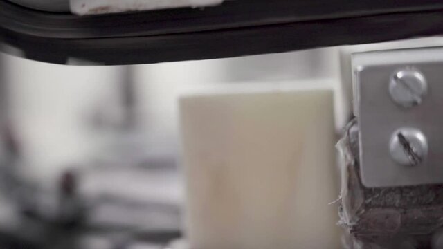 M&aacute;quina a empurrar ovos de chocolate em f&aacute;brica