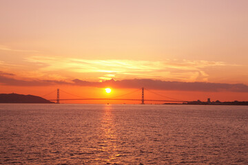 明石海峡大橋と夕日