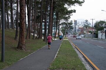 pessoas caminhando em praça