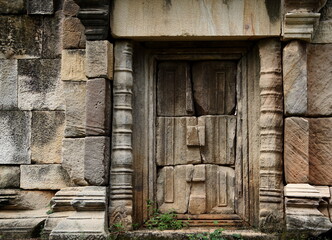 Fototapeta na wymiar Stone gate. Prasat sdok kok thom, Sakaeo porvince in Thailand.