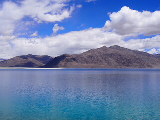 Obraz premium Beautiful lake and magnificent blue skies and mountains, Pangong tso (Lake), Durbuk, Leh, Ladakh, Jammu and Kashmir, India