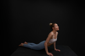 Obraz premium Fitness model demonstrates movement