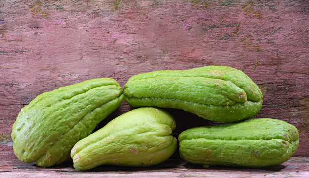 Chocho Bilder Durchsuchen 2,372 Archivfotos, und