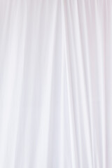 weißer faltiger Vorhang als Fotohintergrund - 384898957