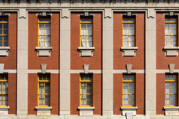 Obraz premium 赤レンガの壁と木枠の窓