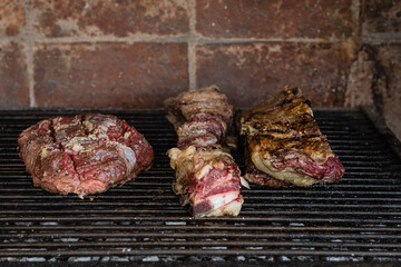 carne de vaca asada en parrilla a las brasas tipico y tradicional argentina cordoba reunion...