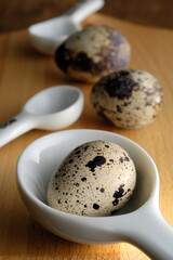 スプーンの中のウズラの卵