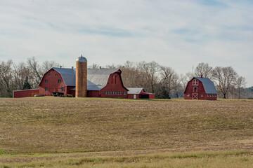 farm and red barn in a field © kpatterson
