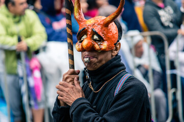 hombre con mascara en festival de día de muertos