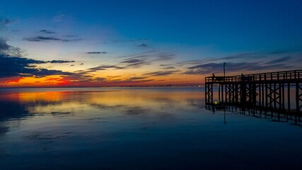Fototapeta na wymiar sunset over the bay