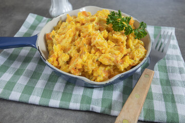 plat de purée de carottes et pommes de terre