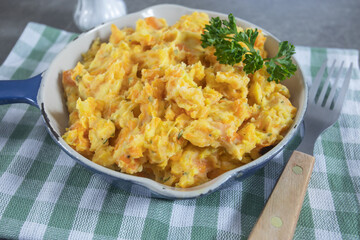 plat de purée de carottes et pommes de terre