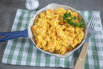 plat de purée de carottes et pommes de terre