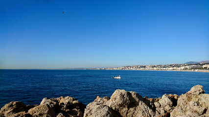 côte niçoise par un beau ciel bleu