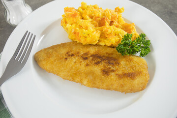 assiette de poisson pané et purée de carotte