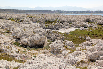 Fototapeta na wymiar landscape of white rock formations and body of water, lagoon of turquoise blue colors. Laguna de Alchichica, Puebla Mexico