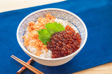 鮭ほぐしとイクラの醤油漬け丼