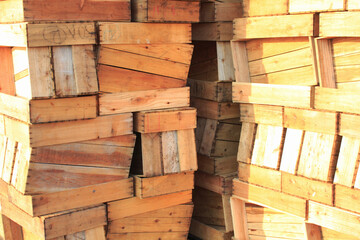 漁港に積まれた魚を入れるトロ箱