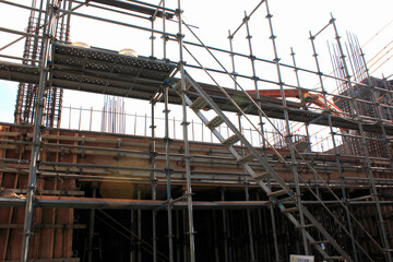 ビル建築工事現場の足場