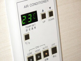 室内のエアコンのコントローラー