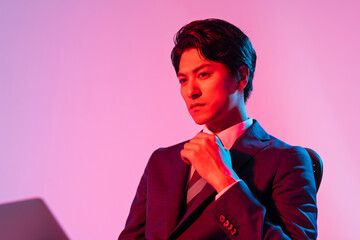 仕事をするビジネスマン