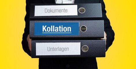 Kollation. Anwalt trägt einen Stapel Ordner. 3 Aktenordner mit Text-Beschriftung. Hintergrund gelb.