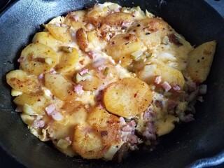 Hüttenessen in einer gusseisernen Pfanne - Bratkartoffeln, Bauernfrühstück