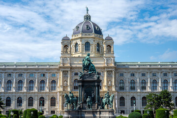 Fototapeta premium The Natural History Museum with Maria-Theresa-Statue in Vienna, Austria