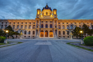 Naklejka premium The Kunsthistorisches Museum in Vienna, Austria, at dusk