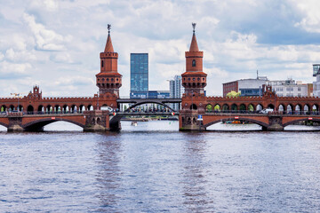 Obraz premium Oberbaumbrucke across the Spree, the longest bridge of Berlin, Germany